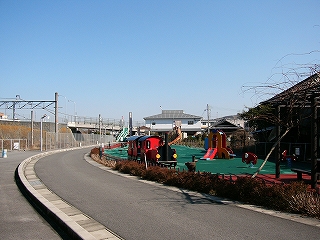 地面が緑色の、たくさん遊具のあるスペース。