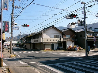 2車線の国道の、信号のある小さな交差点。