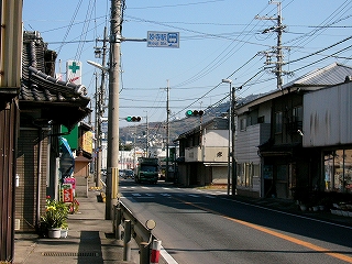 沿道に民家の並ぶ2車線の追い越し禁止の国道。