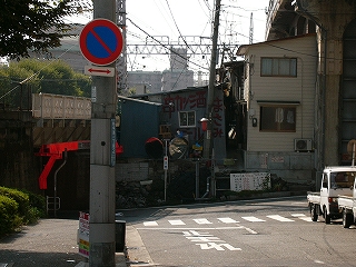 Ｔ字路。左はすぐ背の低い薄暗い高架下。右は背の高い高架下。