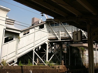 跨線橋の階段の壁の側面。窓が菱形になっている。