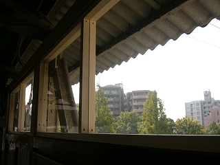 クリーム色の枠をもった窓。