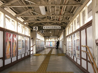 鼠色の床、鉄骨で三角形に組まれた天井、白い壁と焦げ茶の柱。