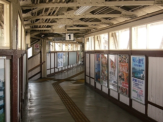 突き当りまで進んで振り返って撮影。跨線橋内が途中で右斜めに折れている。