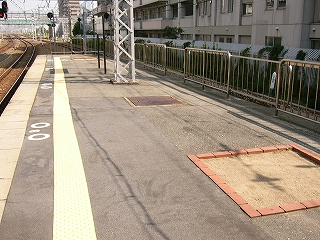 屋根のない明るいホーム終端付近。右ののりばにはステンレスの柵がしてある。