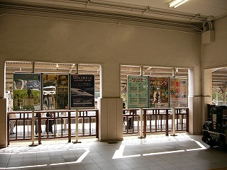 並んだ2つの間口。それぞれの間口に3つずつ縦の額入りポスターが並んでいる。