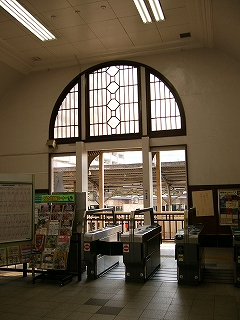 上方に半円の明り取り窓。先ほど述べたように、模様入りの枠が入っている。そして手前に自動改札の並び。