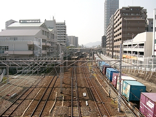 複々線の幅広い路盤。少し遠くに駅のホームと屋根が見えている。