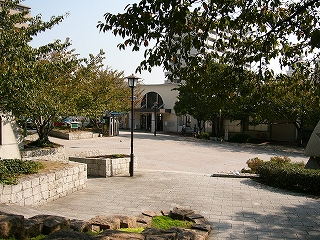 レンガ敷き広場の端から駅舎を斜めら見て。