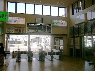 自動改札と発車案内板。その上には明り取り窓が並んでいる。