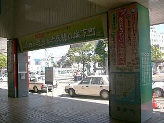 太い柱や、間口上部に宣伝パネルが取り付けられている。