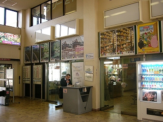 ドアの上部にずらりとポスターの並ぶ待合室入り口前。