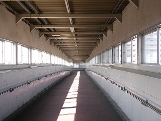 断面が四角の通路内。ポスターなどは一切ない。