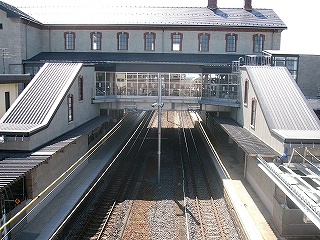 ガラス張りの通路をもつ新駅舎。