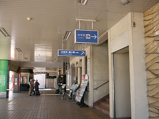 駅舎から出てすぐにある白い屋根の下にて。右手に琵琶湖・豊公園への案内が出ている。