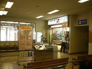 長椅子、ゴミ箱、自販機、お店のある古い待合室内。