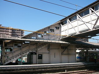 堂々たる跨線橋上り口。