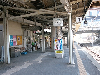 いろいろな柱が立つ古いホーム。竹生島巡りを案内する小ぶりな立て看板が出ている。