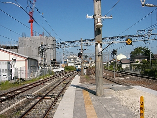 上の写真とほぼ同じ位置同じ方向を見て。このあたりまではホームが新しく整えられたばかりで、バラストも白っぽく、工事したばかりといった雰囲気。