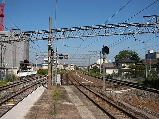 島式ホームを端まで歩いたところ。