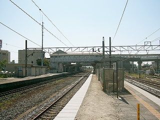 木造の跨線橋とコンクリートの自由通路が重なって見えている。