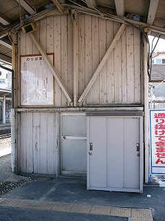 跨線橋たもとの倉庫入り口。アルミサッシになっている。