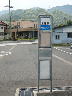 バス停。水色地に白字で湖国バス。