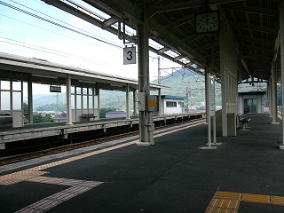 隣のホームの様子と今いるホームのようす。階段を上りきったところから撮影。