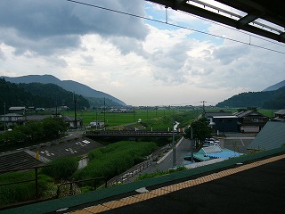 左手に山、右に先ほどの家々、あとは田んぼとそこを貫通する川。