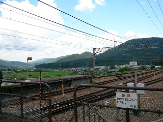 角の丸い焦げ茶の柵がしてあるホーム端。隣の1,2番ホームの方が少し長いため突き出ている。