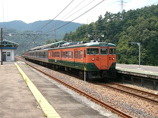 混成4両の列車とホームをホームの端から見て。