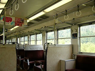 クロスシートとつり革のある車内