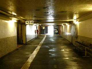 ひと10人分ぐらいの幅の地下道の先に光。出口は近い。