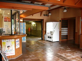 木の明るい色を生かした駅舎内。左に出札口、真中は地下道へ、右は通路が奥まってトイレにつながる。