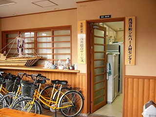 黄色の自転車とシルバーセンターの入り口