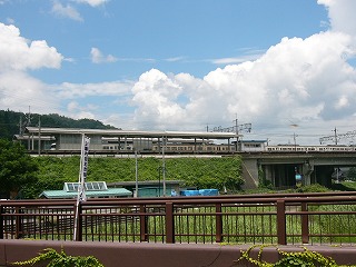夏空に盛り土上の永原駅ホーム