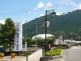 青空、山、街中の橋。