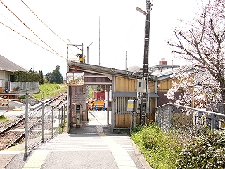 外が筒抜けになった駅舎。