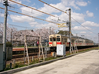 ホームと列車。