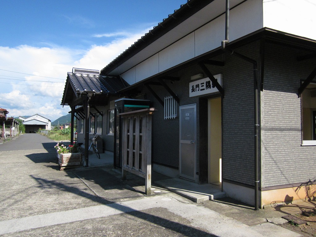 長門三隅駅駅舎出入口