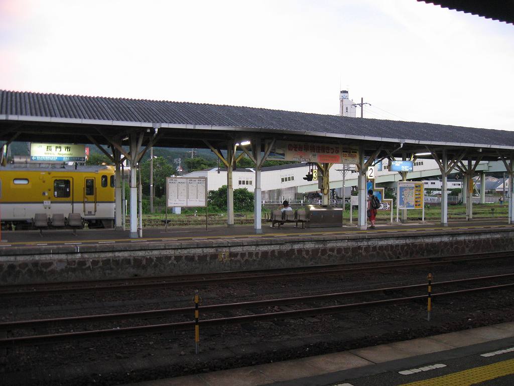 長門市駅構内。1番のりばにて。