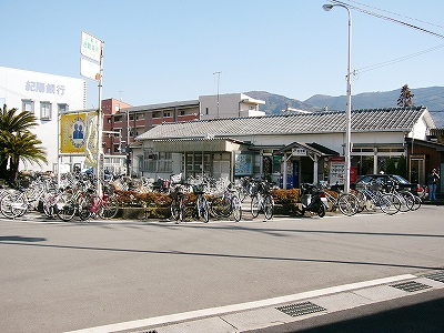 ロータリーと駅舎。