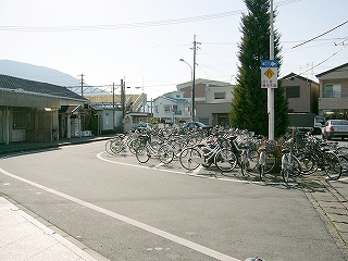 駅舎を左手にしてロータリーを眺める。