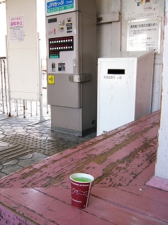 カップに入ったメロンソーダとピンクの長椅子。