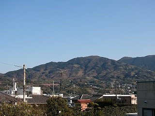 斜面に複雑な起伏のある幅広い山。