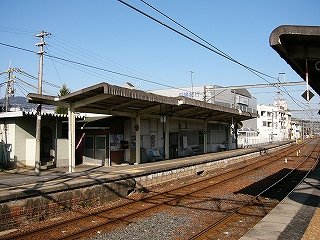 薄くＶ字になった上屋のある1番線を見て。上屋は駅舎の長さ分しかないため、ホームの残りの部分には屋根がない。