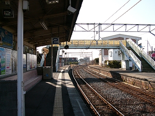 左手に待合所、奥に無蓋跨線橋。