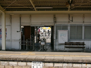 駅舎の間口。古臭い柵で小さなブースが作られている。