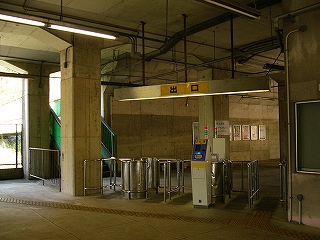 高架下の改札口。