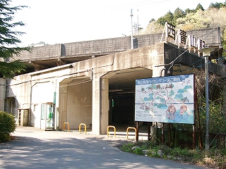 コンクリートの柱で支えられたコンクリートの天井。